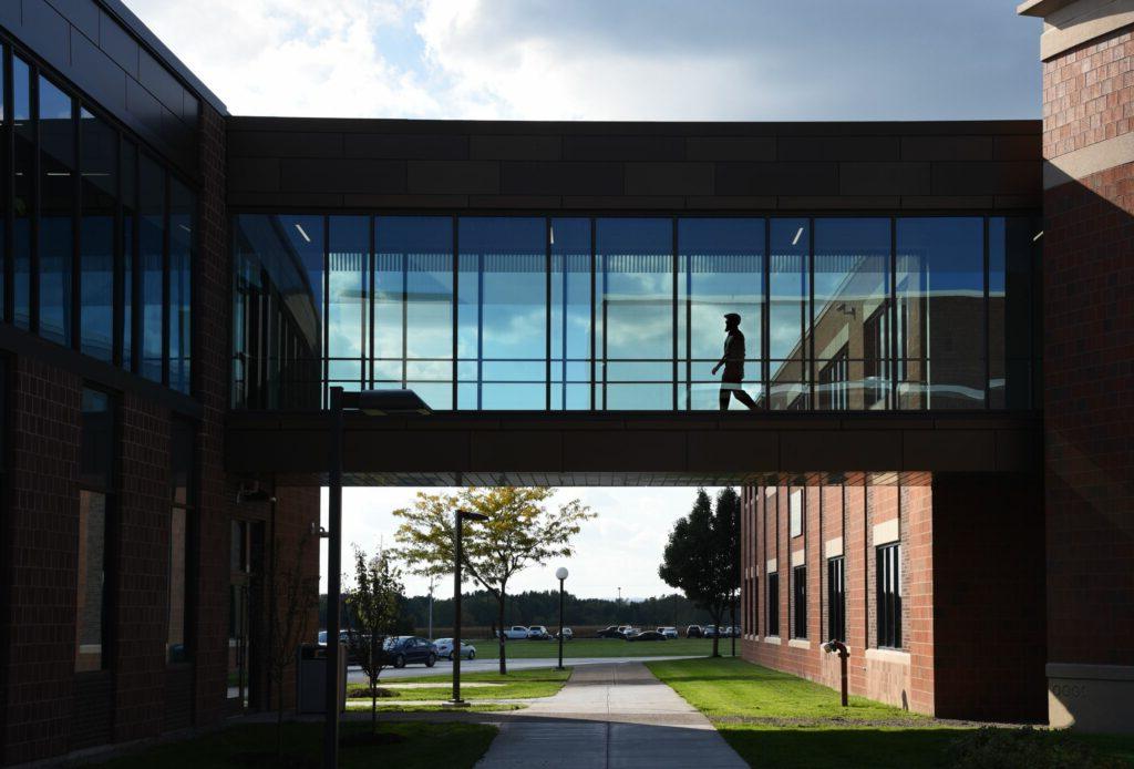 学生 walking through building